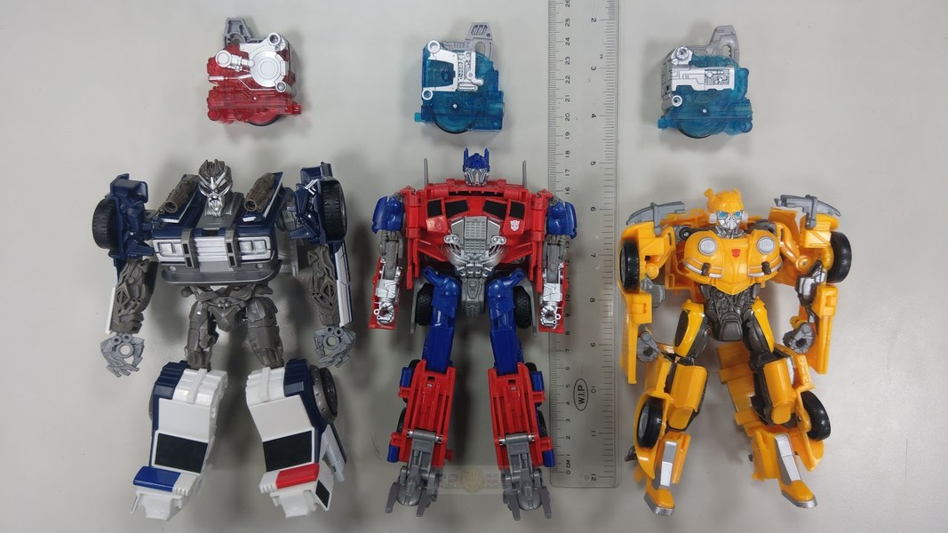 Bumblebee The Movie Energon Igniters   In Hand Images Of Optimus Prime Bumblebee And Barricade  (44 of 59)